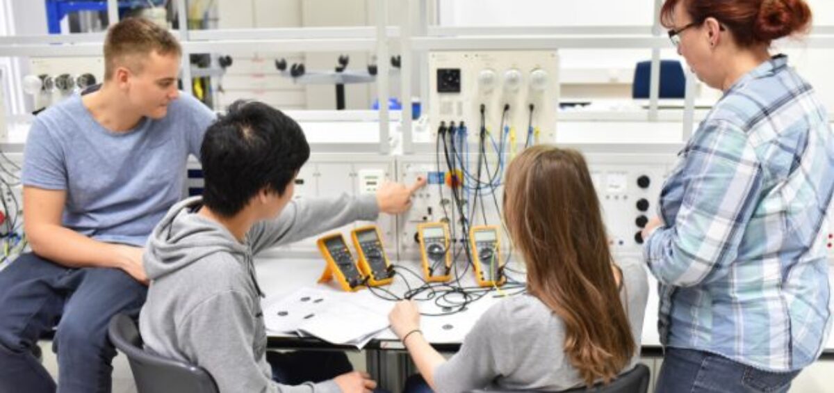 alumnos aprendiendo en formación profesional