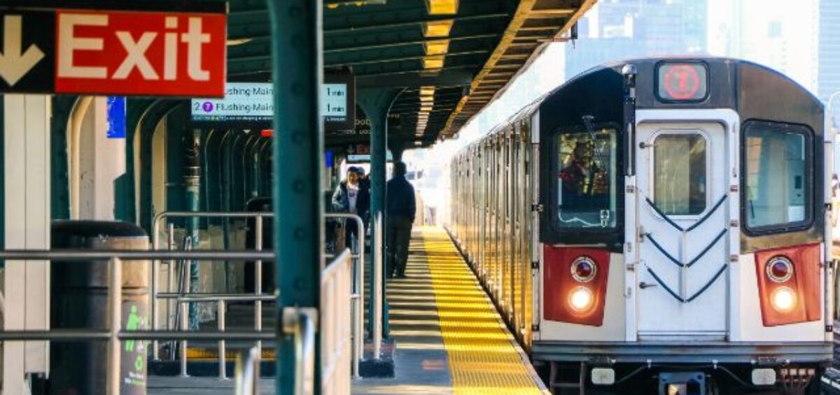 tren llegando a una estación en una ciudad extranjera