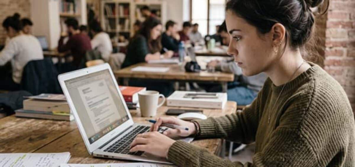 Qué es el perfil profesional de un ciclo formativo y cómo usarlo en tu currículum 2 estudiante delante de un portátil
